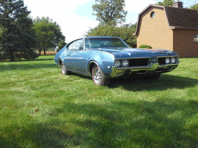 1969 Oldsmobile 442 Base Hardtop 2-Door 6.6L 1969 Oldsmobile 442 Holiday Coupe