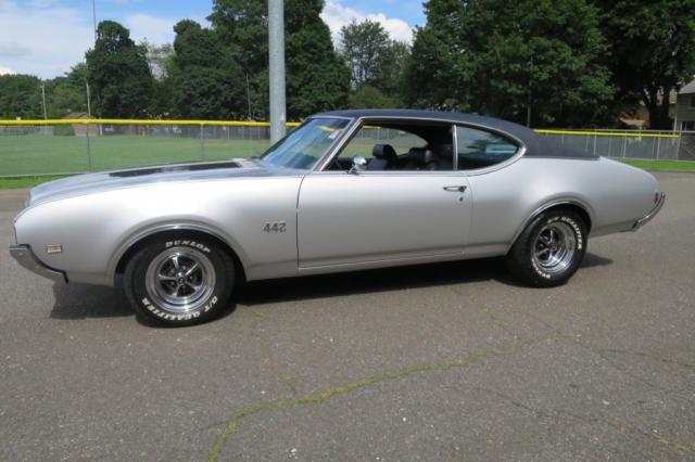 1969 Oldsmobile 442 Holiday Coupe - photo 2