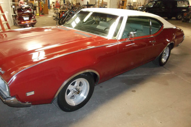 1969 Oldsmobile Cutlass S All original - Red with White Vinyl top 1969 Oldsmobile Cutlass