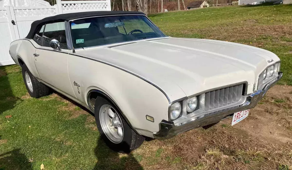 1969 Oldsmobile Cutlass White bucket seats 1969 Oldsmobile Cutlass bucket seats
