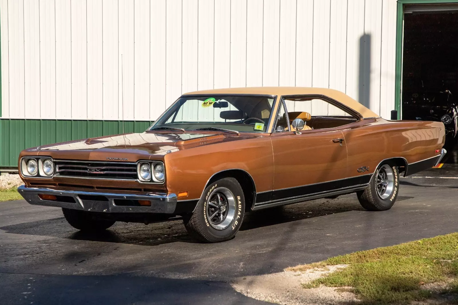 1969 Plymouth GTX 2 DR. Hdtp, tan vinyl top. Factory  magnum  wheels.