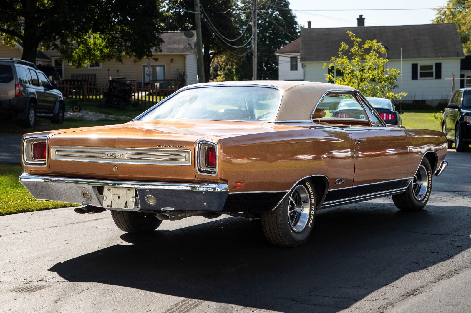 1969 Plymouth GTX 2 DR. Hdtp, tan vinyl top. Factory  magnum  wheels. - photo 2