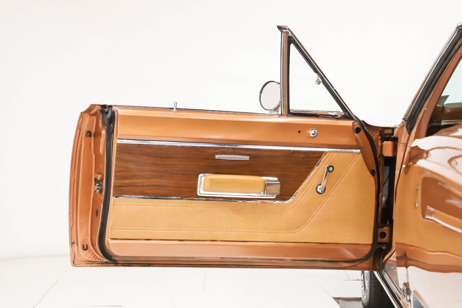 1969 Plymouth GTX 2 DR. Hdtp, tan vinyl top. Factory  magnum  wheels. - photo 7