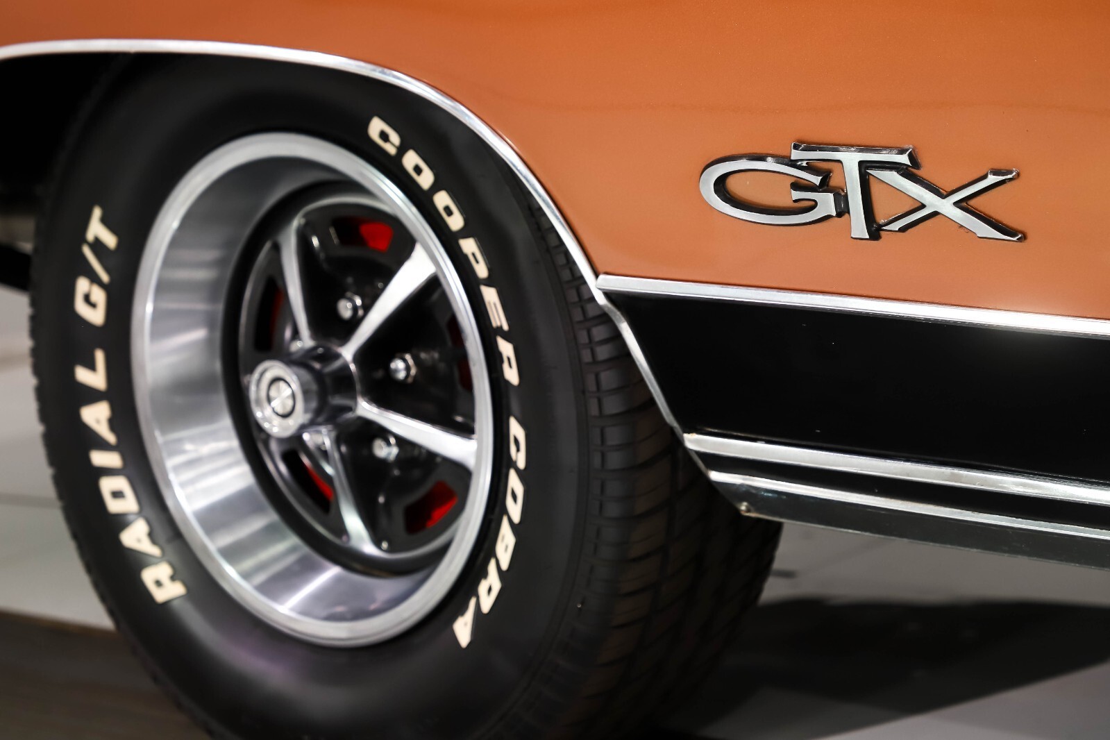 1969 Plymouth GTX 2 DR. Hdtp, tan vinyl top. Factory  magnum  wheels. - photo 8
