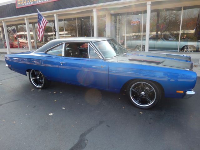1969 Plymouth Road Runner 383 auto 4 wheel disc brakes Beep! Beep! 1969 Plymouth Road Runner Buckets