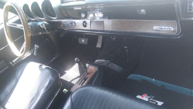 1969 Oldsmobile 442 cameo white, fire frost gold with black pin strip - photo 10