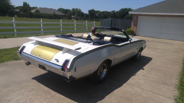 1969 Oldsmobile 442 cameo white, fire frost gold with black pin strip - photo 2