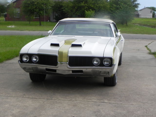 1969 Oldsmobile 442 cameo white, fire frost gold with black pin strip - photo 3