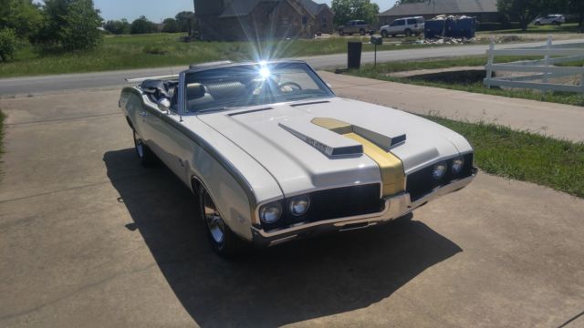 1969 Oldsmobile 442 cameo white, fire frost gold with black pin strip - photo 4