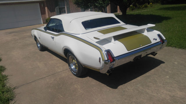 1969 Oldsmobile 442 cameo white, fire frost gold with black pin strip - photo 5