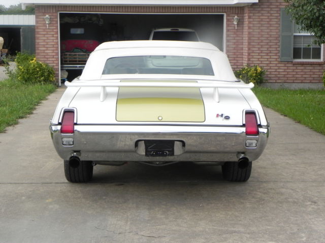 1969 Oldsmobile 442 cameo white, fire frost gold with black pin strip - photo 6