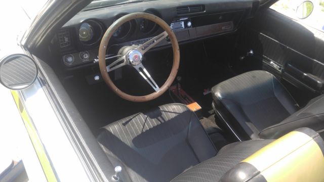 1969 Oldsmobile 442 cameo white, fire frost gold with black pin strip - photo 9