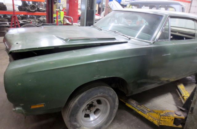1969 ROAD RUNNER 383 4 SPEED HIGHLY OPTIONED BARN FIND 1969 Plymouth Road Runner