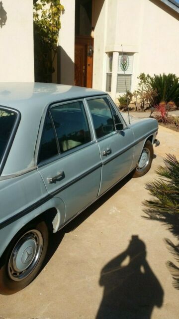 1970 Mercedes-Benz 200-Series - photo 3