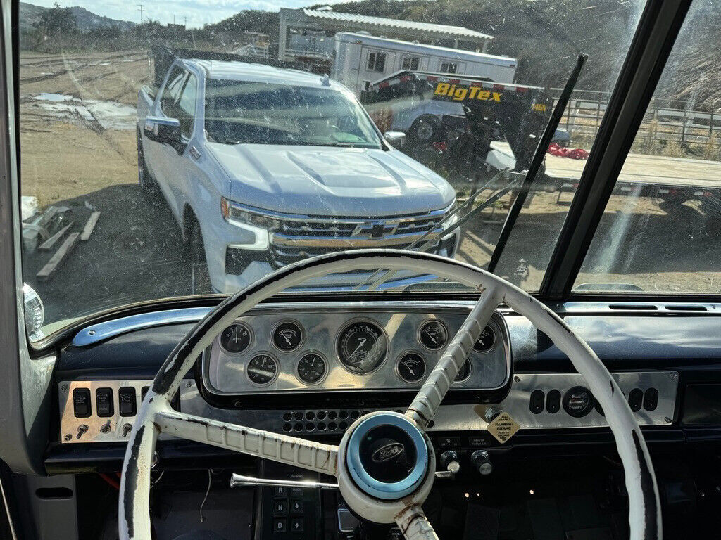 1970 Ford C7000 Cabover Utility Truck - photo 8