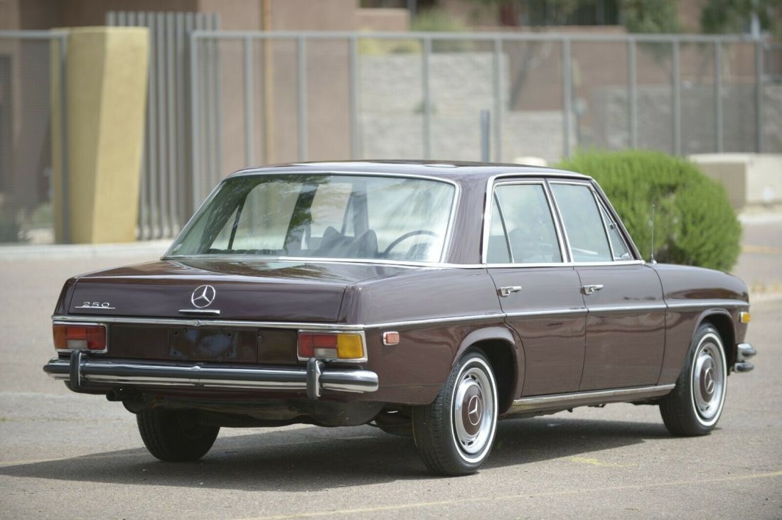 1970 Mercedes-Benz 200-Series SEDAN - photo 3