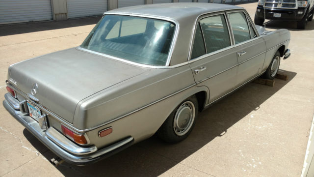 1970 Mercedes-Benz 200-Series - photo 3