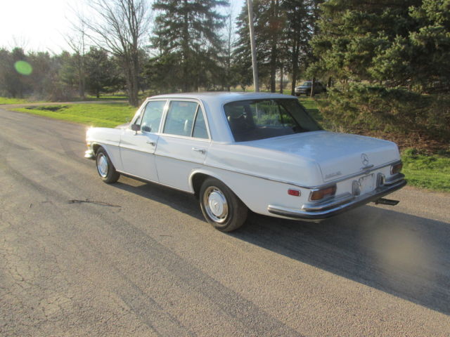 1970 Mercedes-Benz 200-Series - photo 8