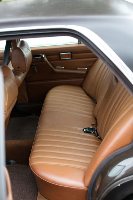 1970 Mercedes-Benz 200-Series - photo 2