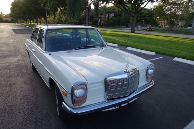 1970 Mercedes-Benz 200-Series - photo 2