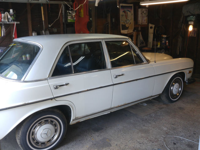 1970 Mercedes-Benz 200-Series - photo 2