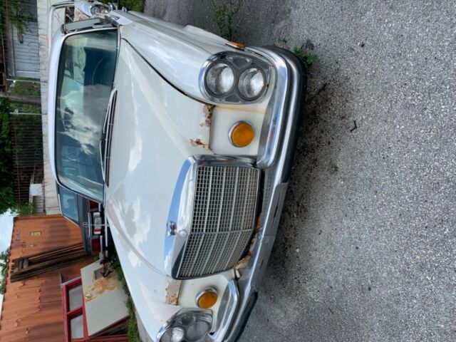 1970 Mercedes-Benz 200-Series - photo 6