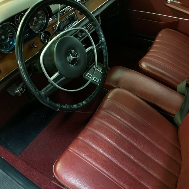 1970 Mercedes-Benz 200-Series sedan - photo 10