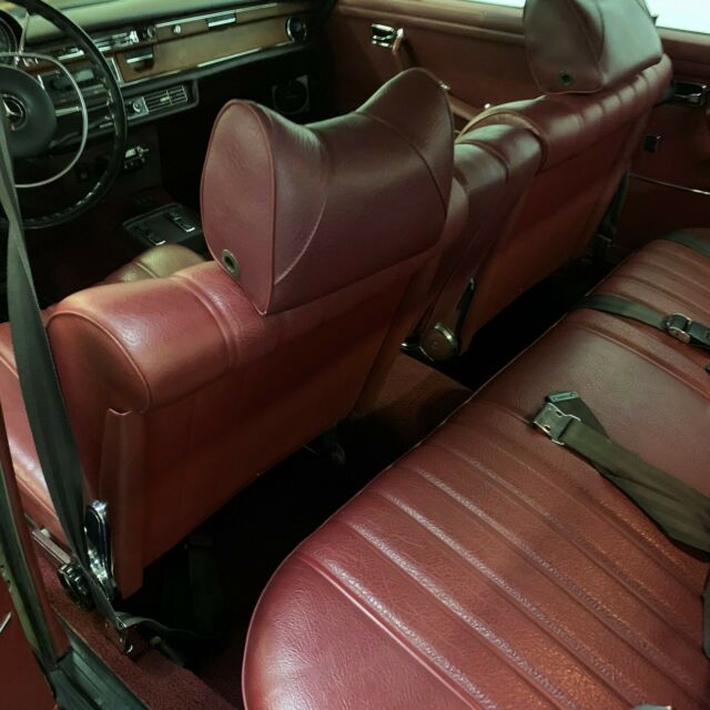 1970 Mercedes-Benz 200-Series sedan - photo 13