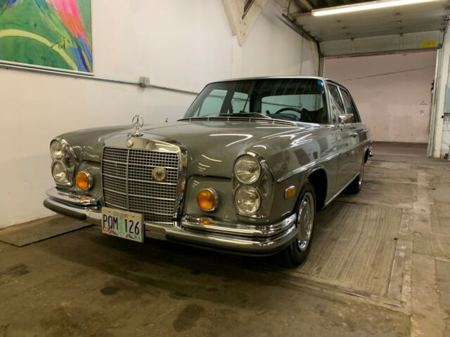 1970 Mercedes-Benz 200-Series sedan - photo 2