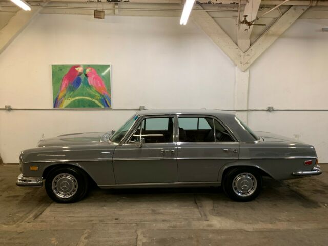 1970 Mercedes-Benz 200-Series sedan - photo 3