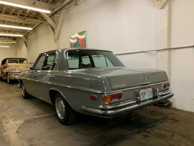1970 Mercedes-Benz 200-Series sedan - photo 4