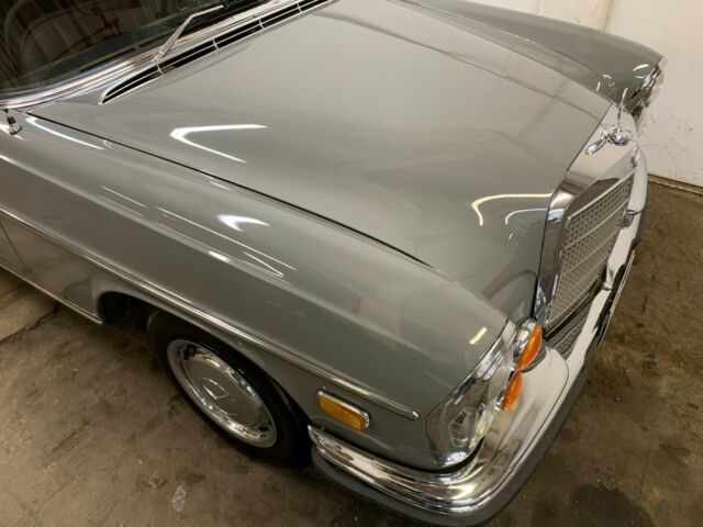 1970 Mercedes-Benz 200-Series sedan - photo 5