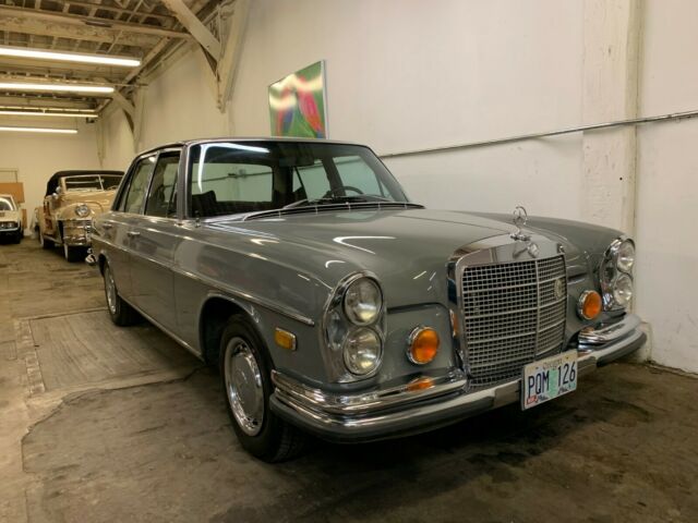 1970 Mercedes-Benz 200-Series sedan - photo 6