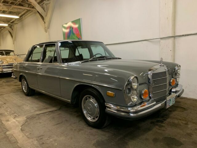 1970 Mercedes-Benz 200-Series sedan - photo 7