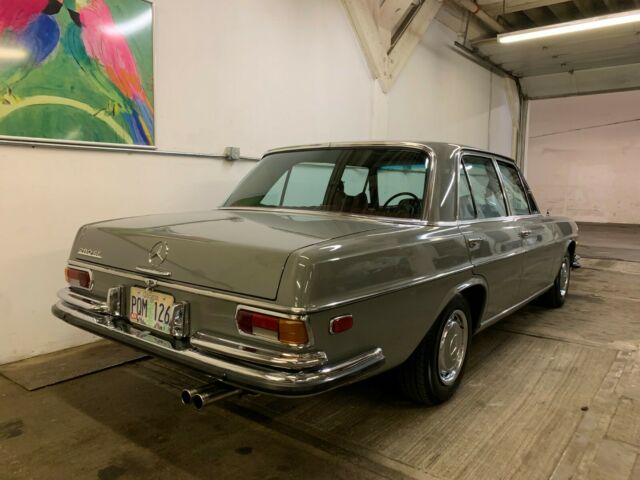 1970 Mercedes-Benz 200-Series sedan - photo 9