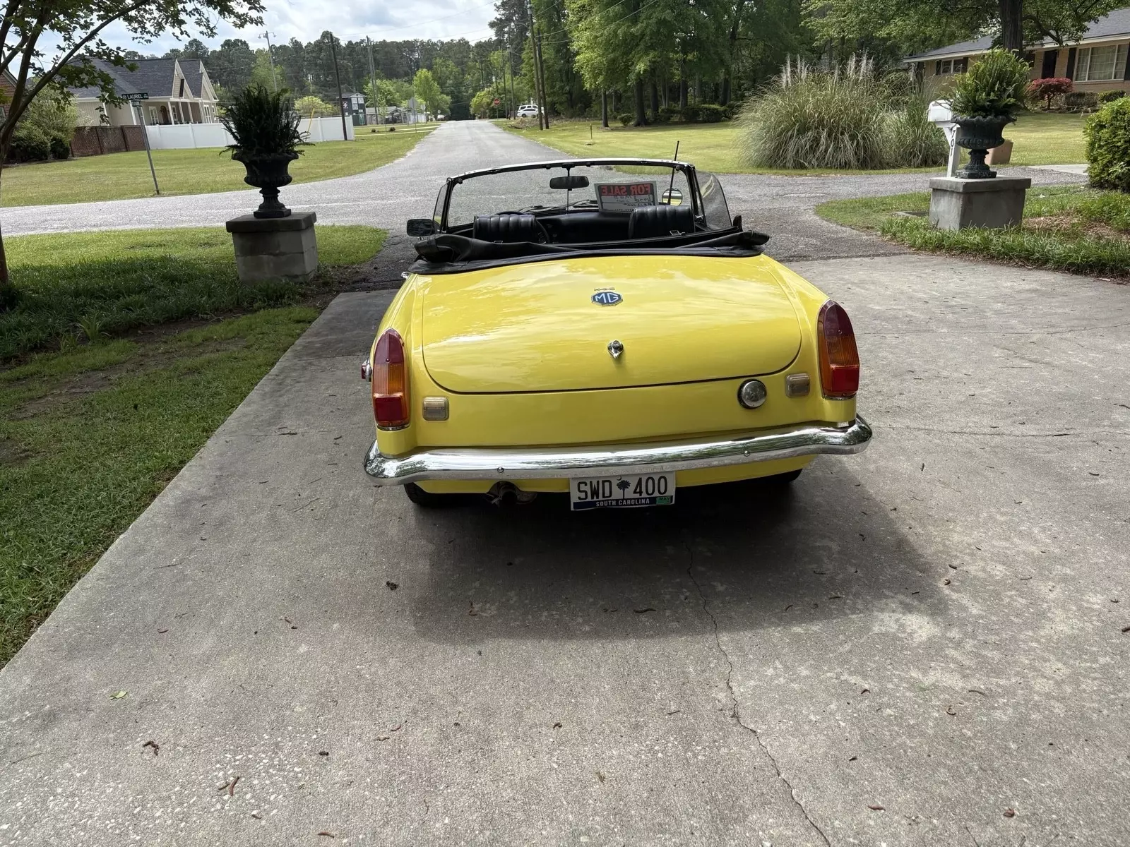 1970 MG B yellow
