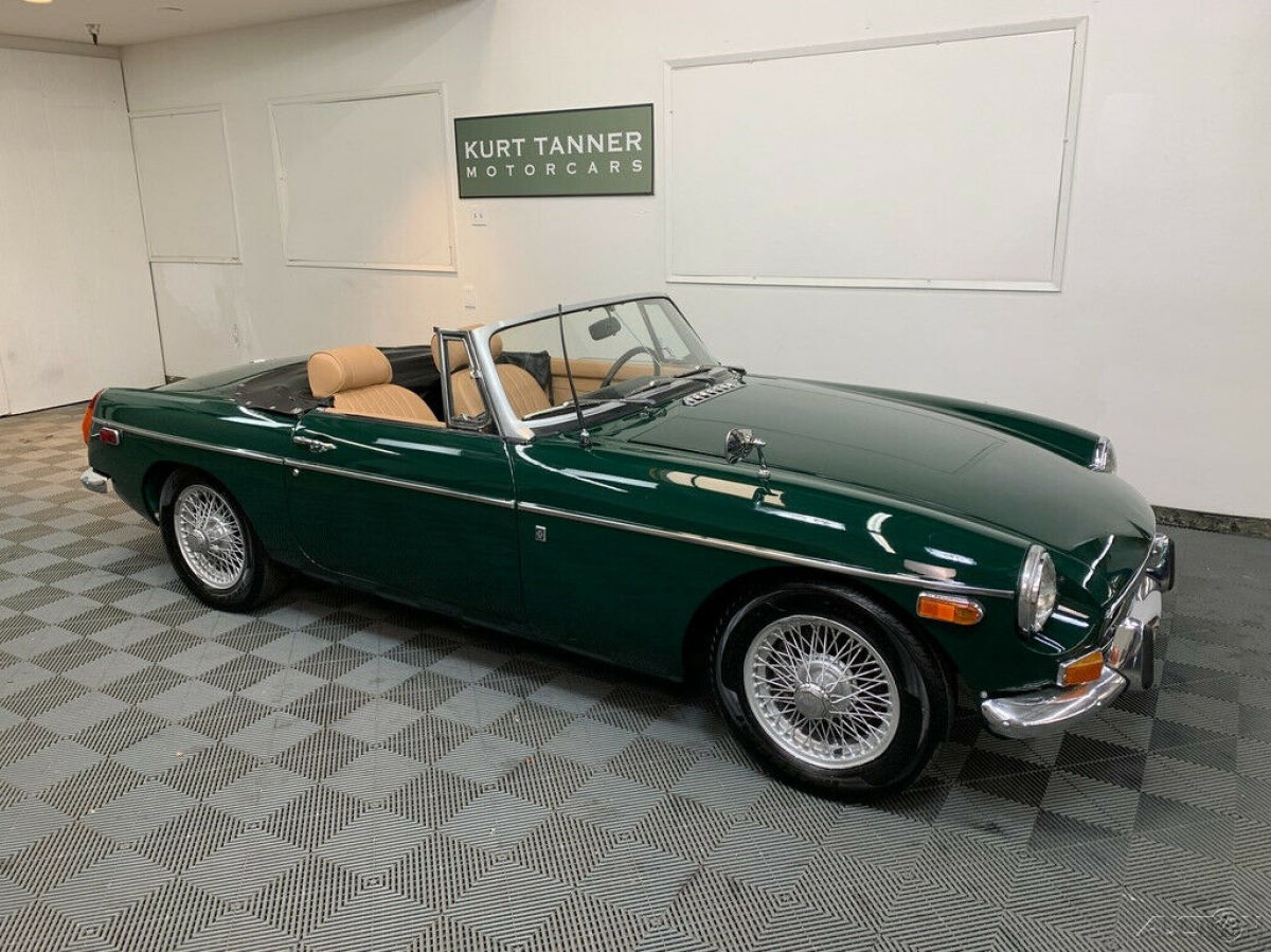 1970 MGB. BRITISH RACING GREEN. 4-SPEED, WIRE WHEELS. EXCELLENT RESTORATION. 1970 MG MGB 1970 MGB ROADSTER. BRITISH RACING GREEN.
