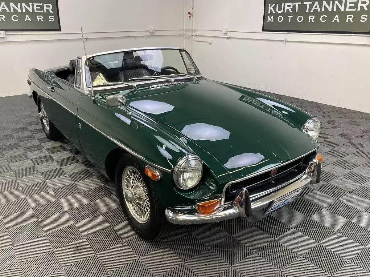 1970 MGB ROADSTER. BRITISH RACING GREEN WITH BLACK TRIM AND SOFT TOP. 4-SPEED. 1970 MG MGB