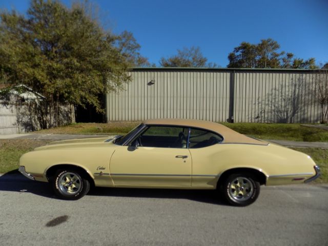 1970 Oldsmobile Cutlass S coupe Very Rare Color Rocket 350 Show quality 1970 Oldsmobile Cutlass Cultass S