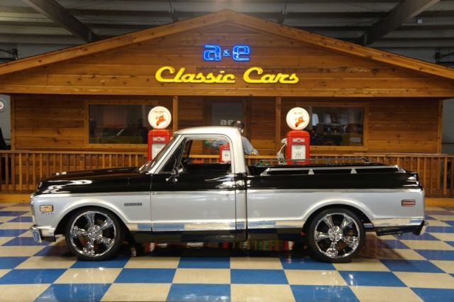 1971 Chevrolet C10 - Black / Silver 1971 Chevrolet C-10 V8 / Auto / Factory AC / PS