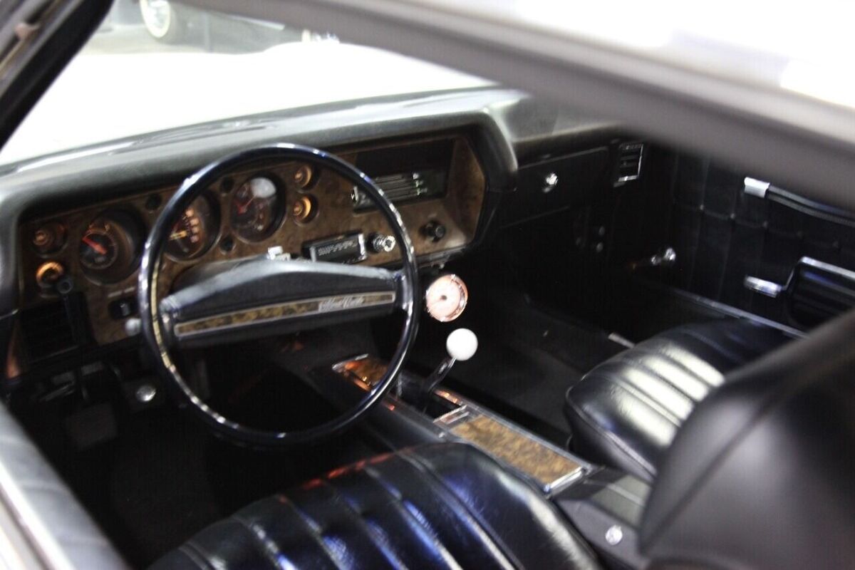 1971 Chevrolet Monte Carlo deluxe interior with big block 402 - photo 10