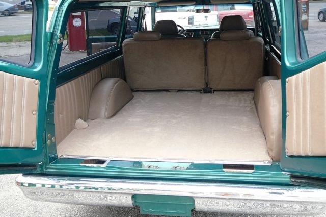 1971 Chevrolet Suburban 3 Door - photo 10