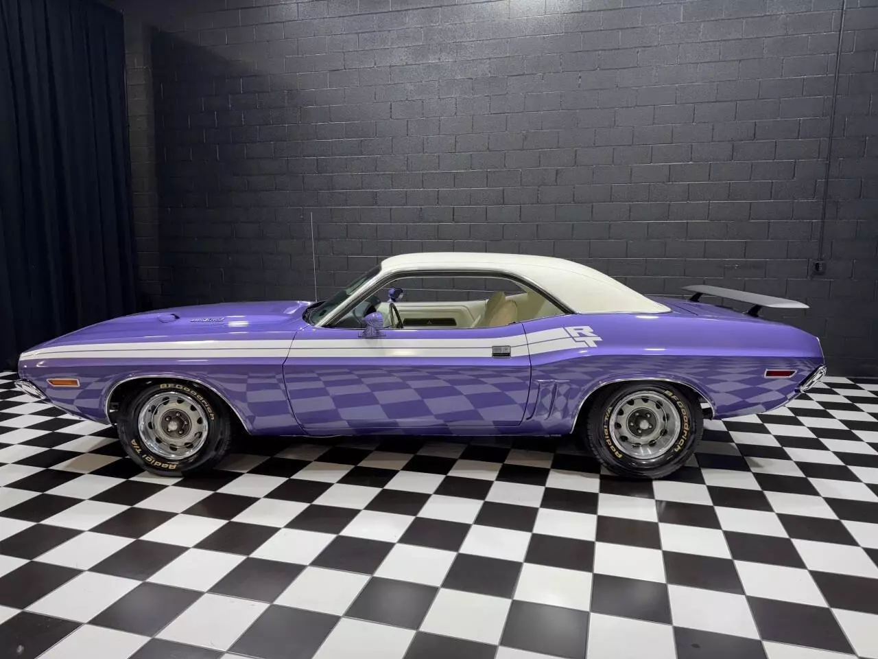 1971 Dodge Challenger R/T 440 6 PACK REAL V CODE RESTORED! - photo 11