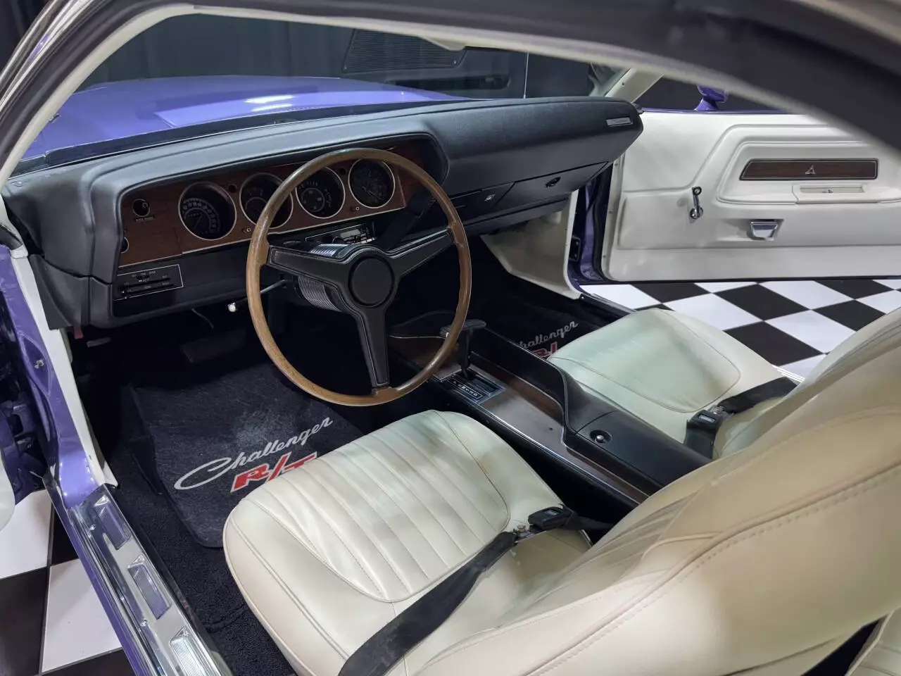 1971 Dodge Challenger R/T 440 6 PACK REAL V CODE RESTORED! - photo 2