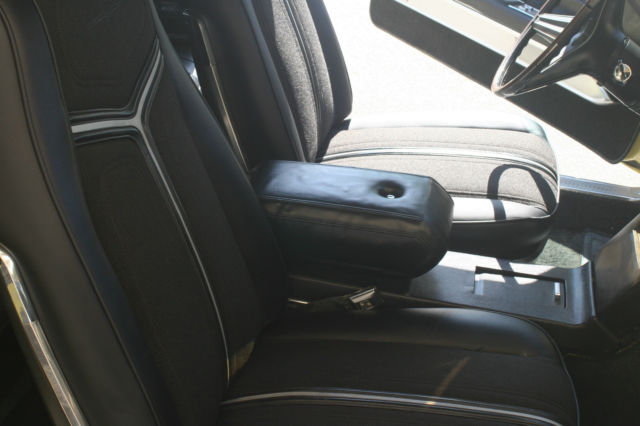1971 Ford Thunderbird 2 Door Coupe with Black Vinyl Top - photo 12