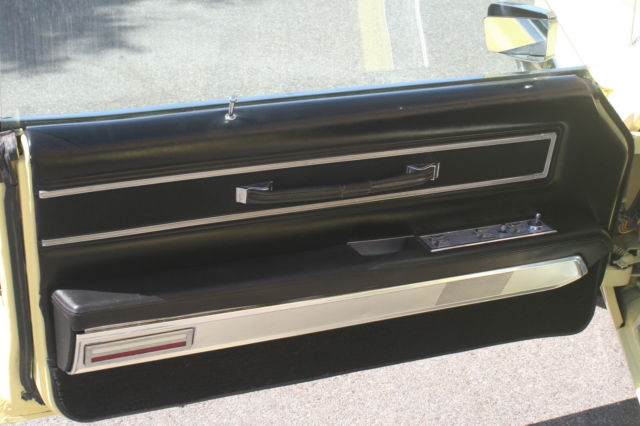 1971 Ford Thunderbird 2 Door Coupe with Black Vinyl Top - photo 8