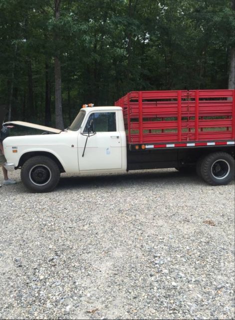 1971 International Harvester 1310 Flat Bed, Slat Sides, 6 Wheel Dually - photo 2