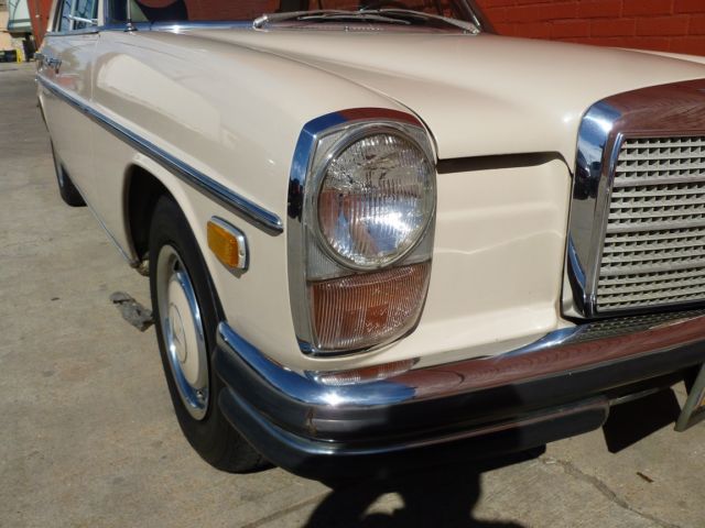 1971 Mercedes-Benz 200-Series sedan - photo 11