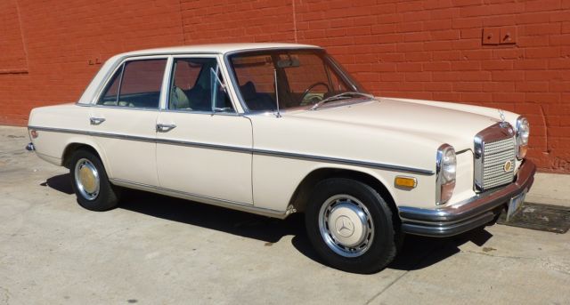 1971 Mercedes-Benz 200-Series sedan - photo 2