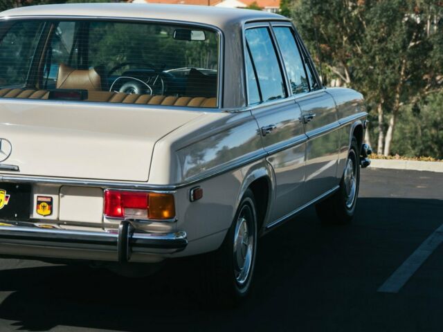1971 Mercedes-Benz 200-Series 250 Sedan - photo 10